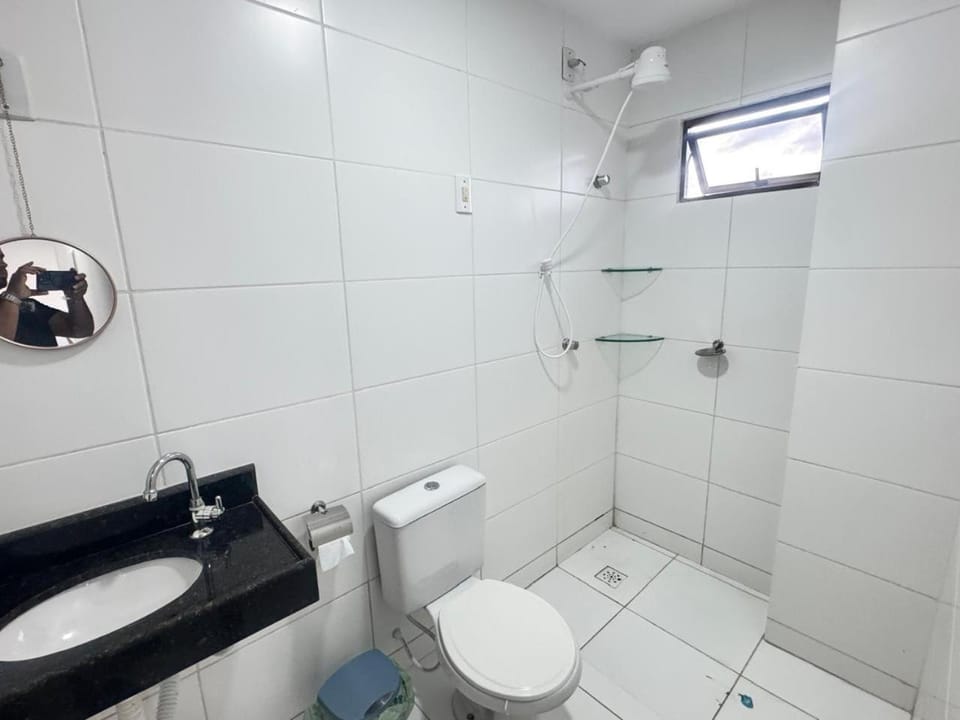 Shower, Toilet