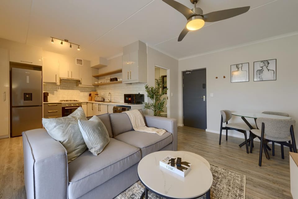 Kitchen or kitchenette, Living room, Seating area, Dining area