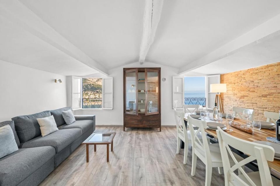 CHATEAU D'AZUR appartement vue mer vieille ville Apartment in Menton