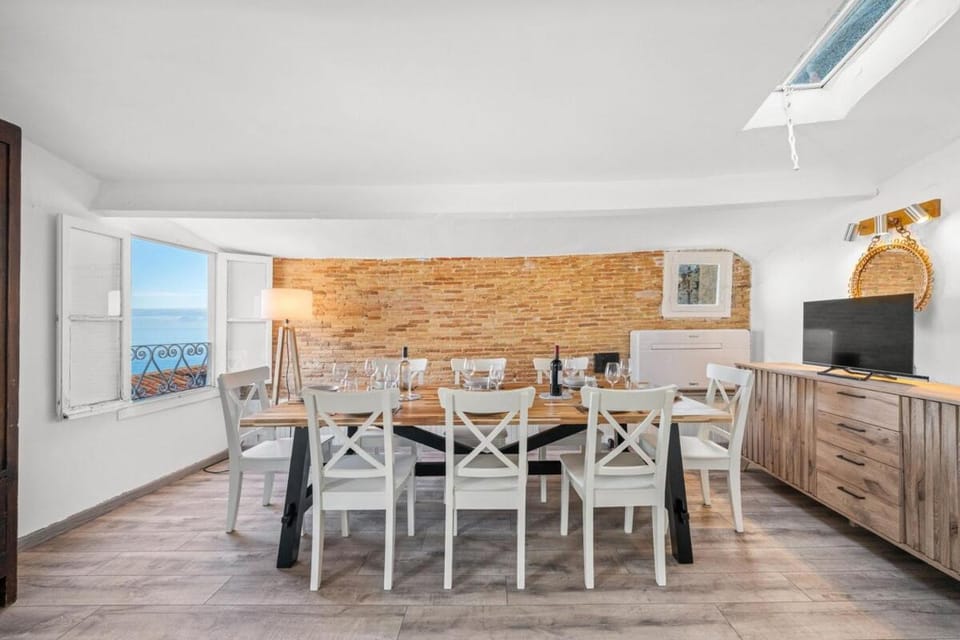CHATEAU D'AZUR appartement vue mer vieille ville Apartment in Menton