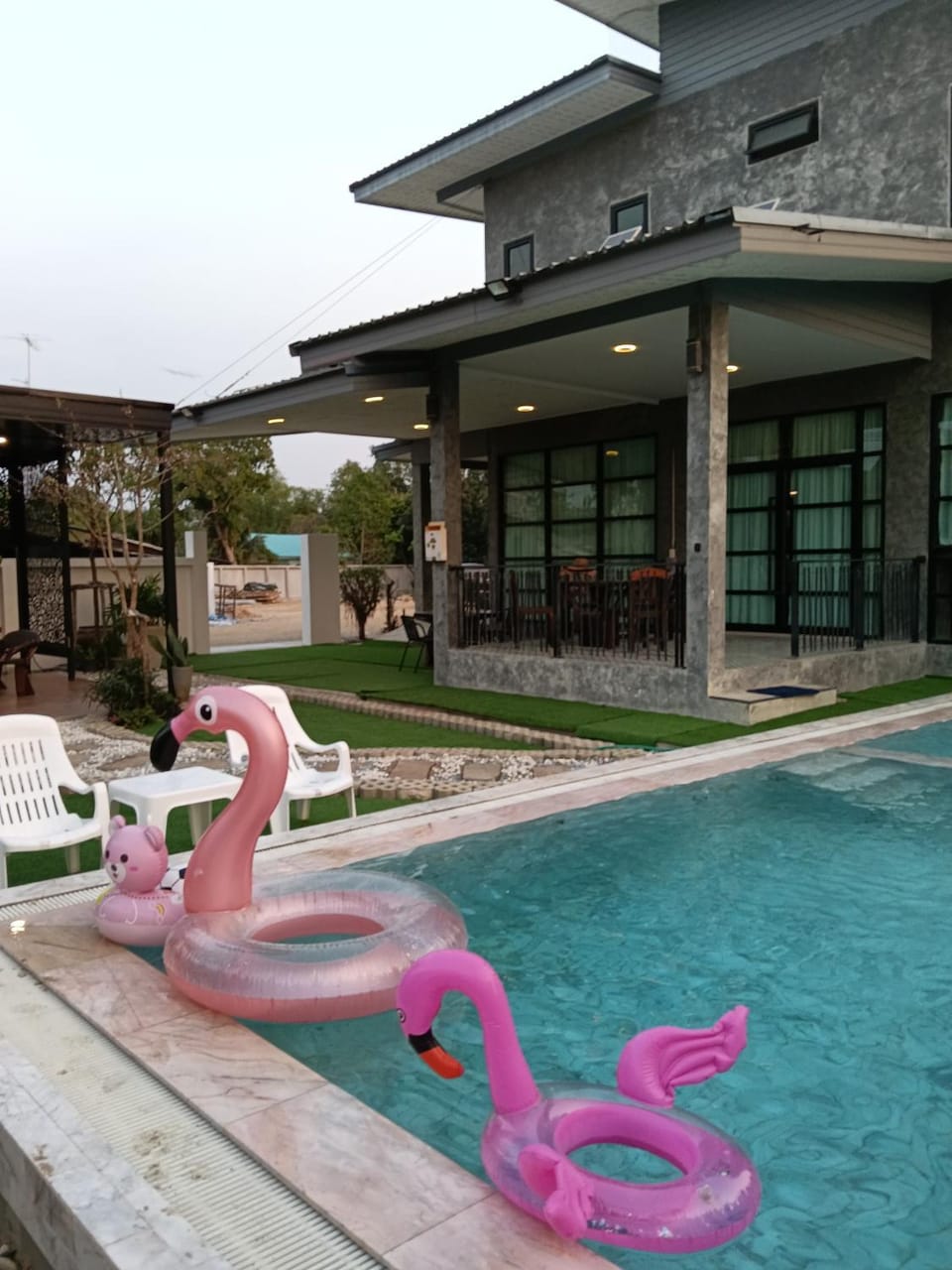 Property building, Day, Pool view, Swimming pool, sunbed