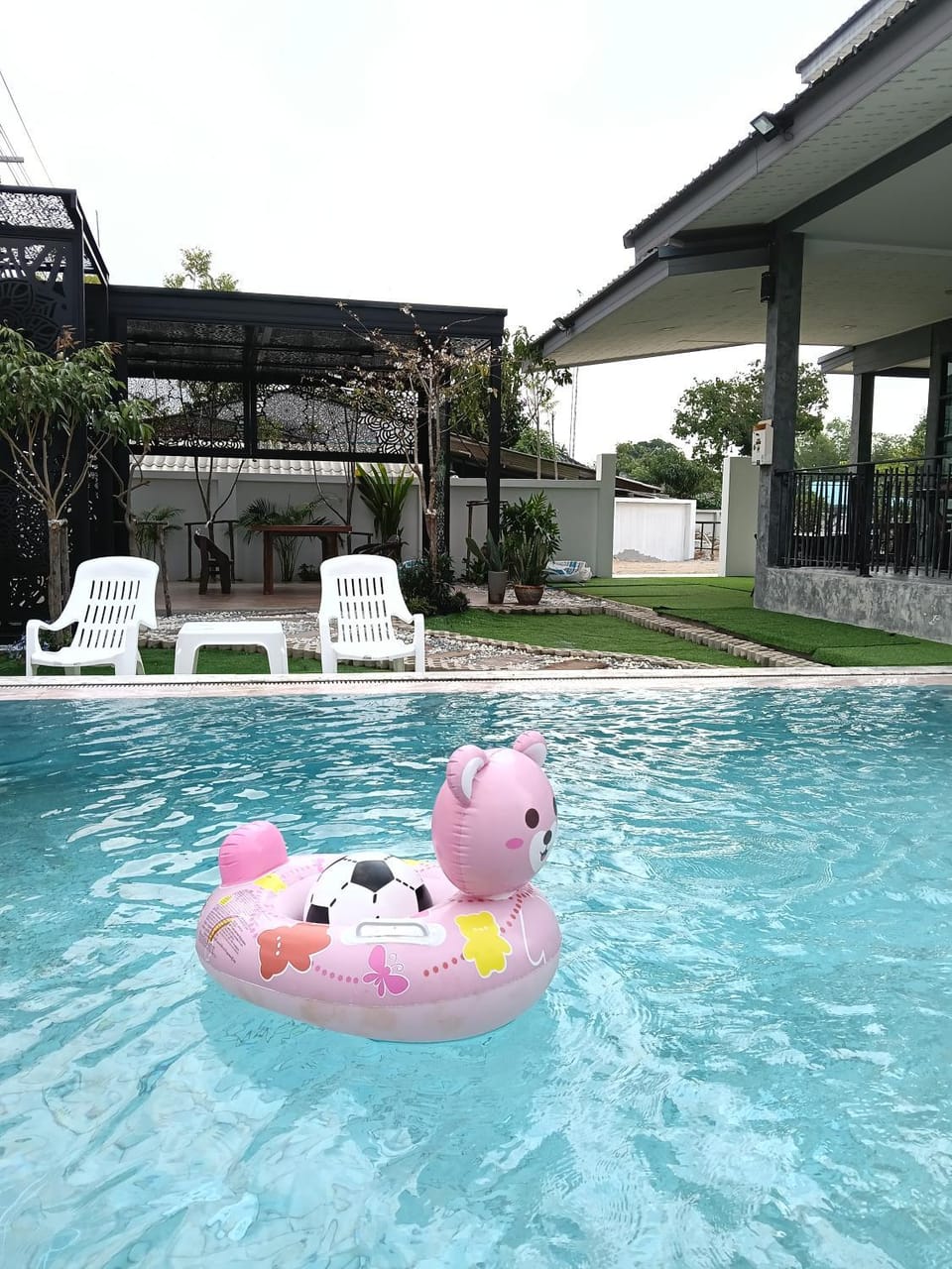Communal lounge/ TV room, Day, Evening entertainment, Pool view, Swimming pool, sunbed