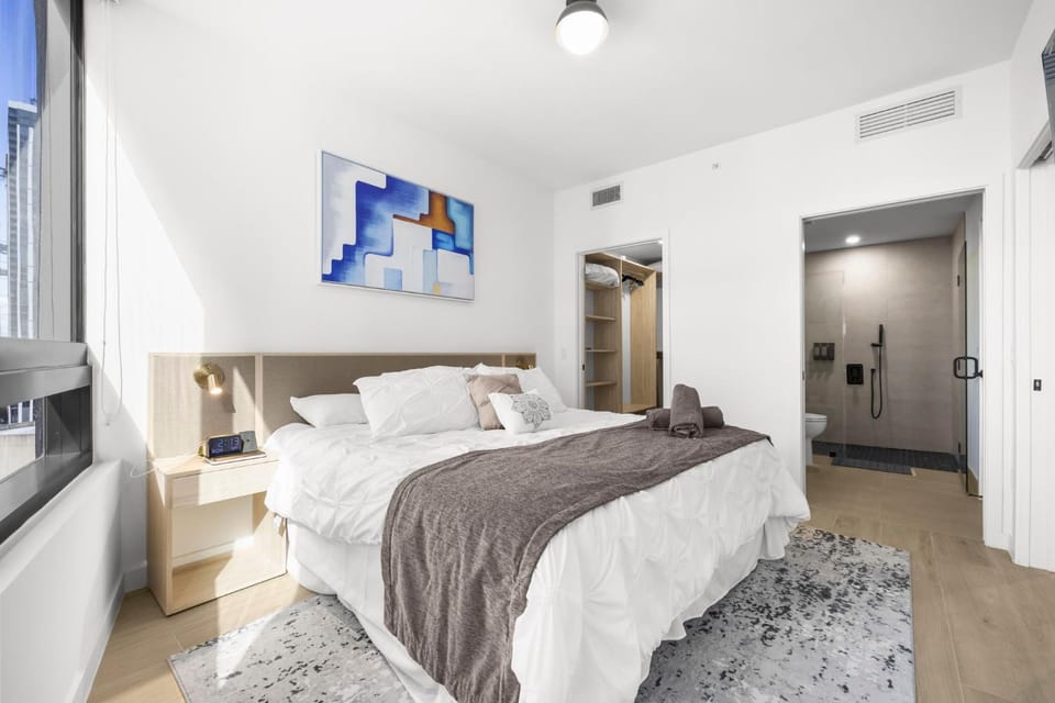 Bed, TV and multimedia, Bedroom, wardrobe