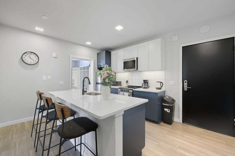 Bright Modern 2BR Apartment in Prime Location Apartment in Philadelphia