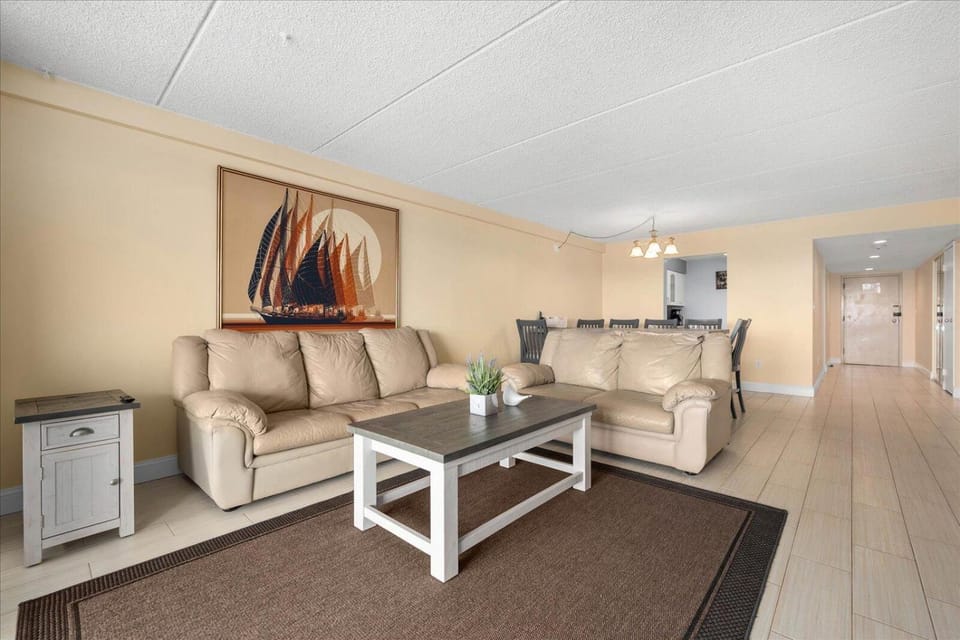 3 Bedroom Spacious English Towers Condo with Indoor Pool! House in Ocean City
