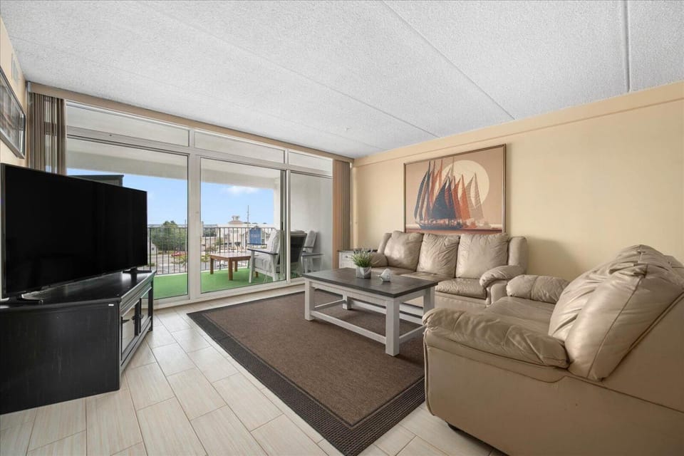 3 Bedroom Spacious English Towers Condo with Indoor Pool! House in Ocean City