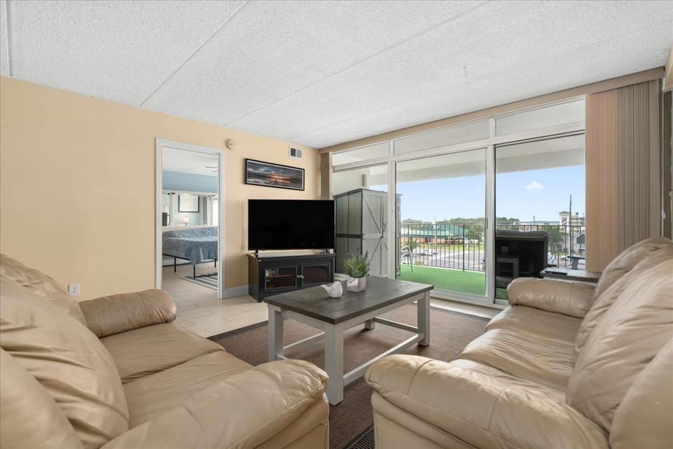 3 Bedroom Spacious English Towers Condo with Indoor Pool! House in Ocean City