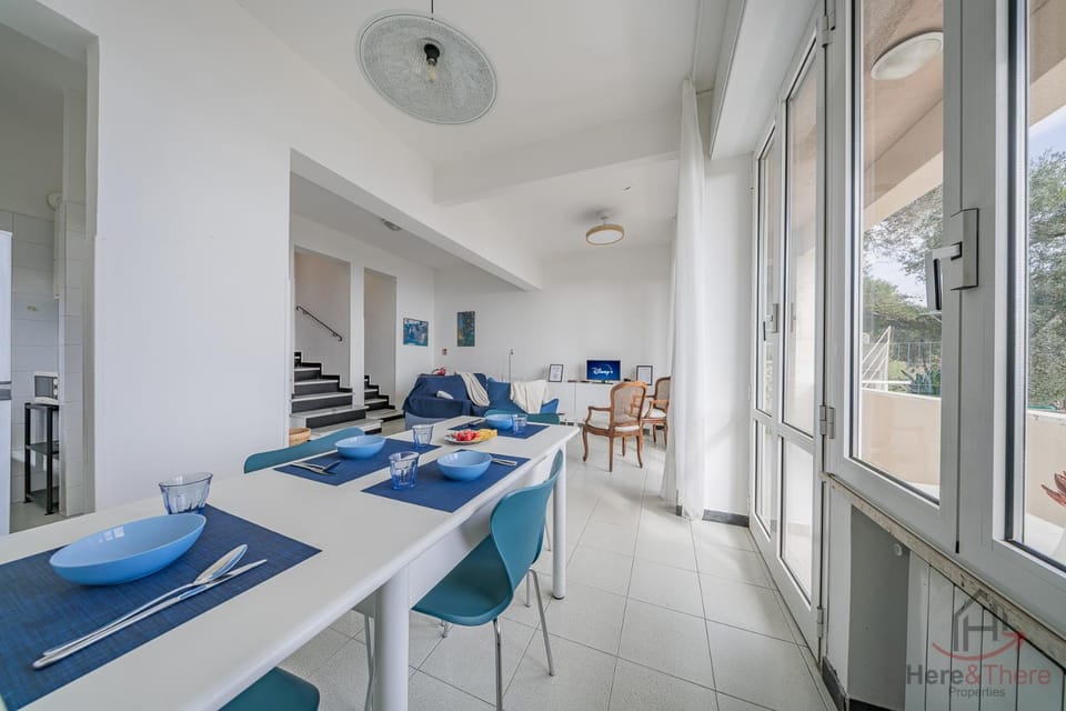 Seating area, Dining area