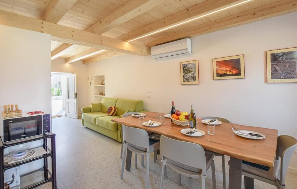 Living room, Seating area, Dining area, air conditioner