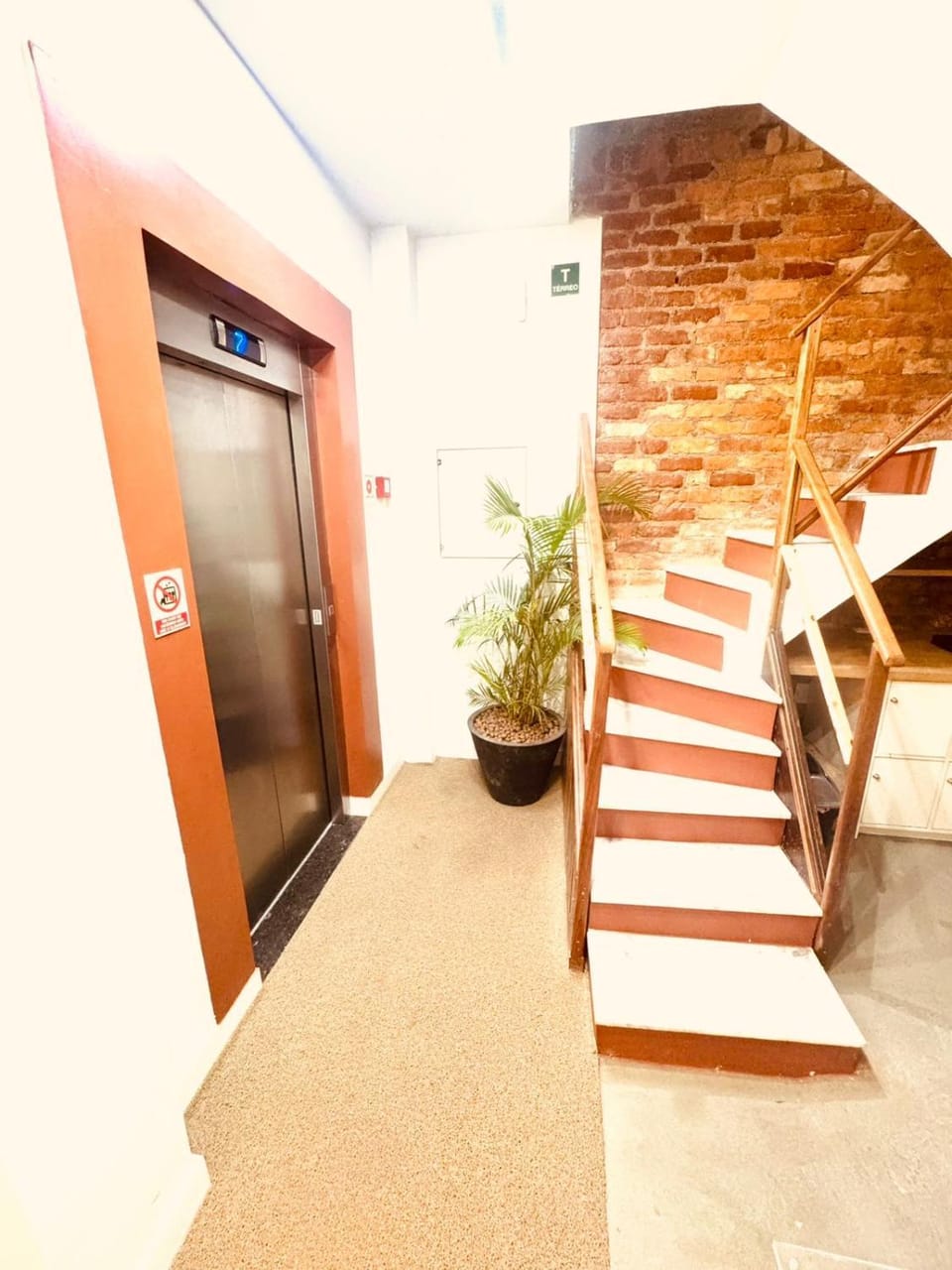 Coffee/tea facilities, elevator