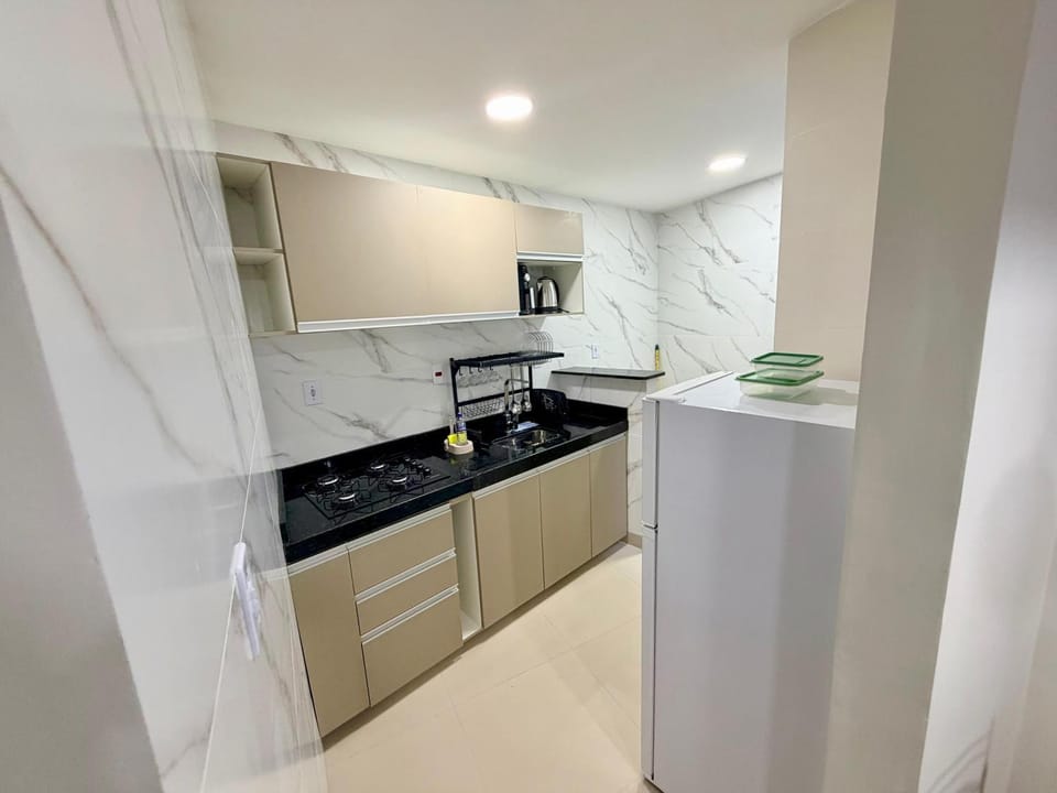 Kitchen or kitchenette, minibar, stove