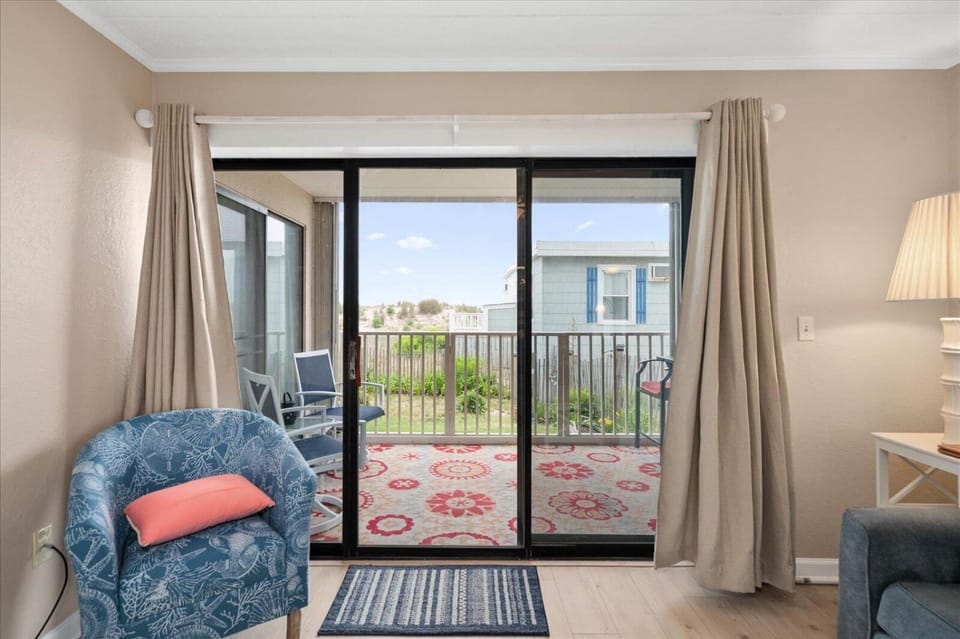 Come Relax in this Charming 2 Bedroom Ocean Front Condo! House in Ocean City