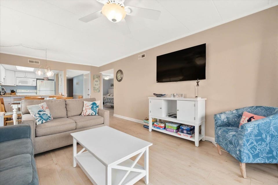 Come Relax in this Charming 2 Bedroom Ocean Front Condo! House in Ocean City
