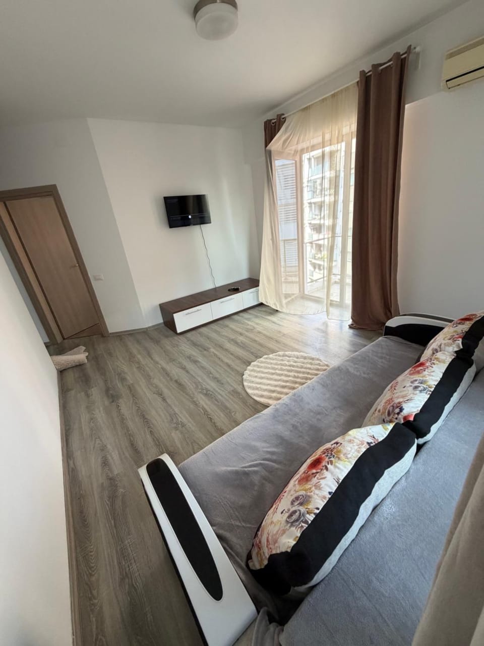 Communal lounge/ TV room, TV and multimedia, Living room, air conditioner
