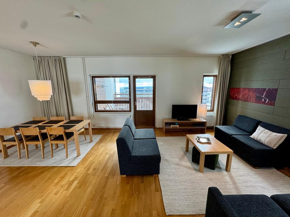 Communal lounge/ TV room, TV and multimedia, Living room, Seating area, Dining area