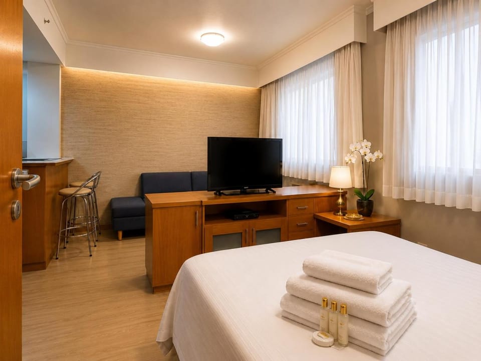 Bed, TV and multimedia, Photo of the whole room, Bedroom, towels