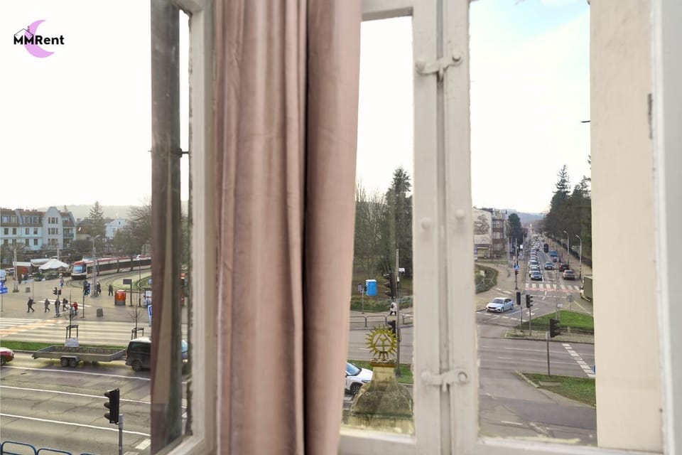 Day, Neighbourhood, City view, Street view, Location