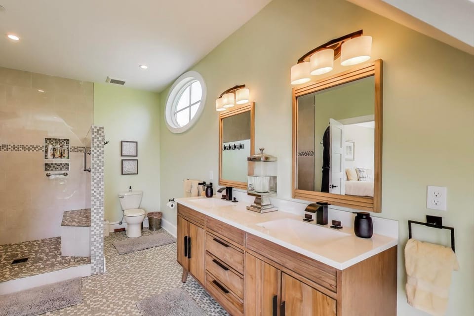 Shower, Toilet, Bathroom, Bath, towels