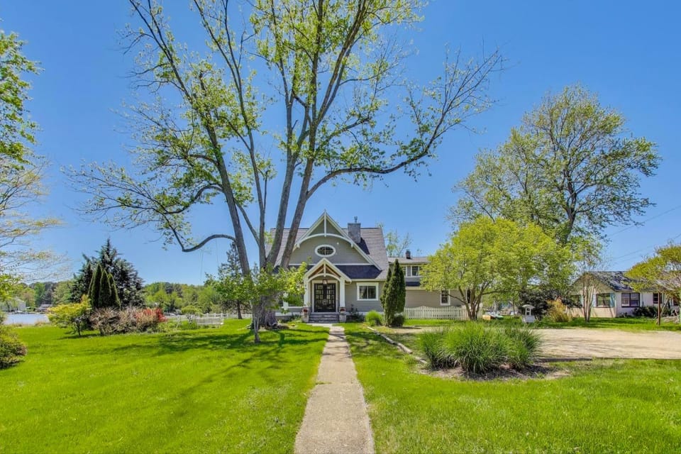 Property building, Natural landscape, Street view, Location