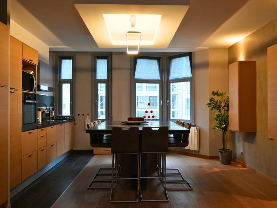Property building, Kitchen or kitchenette, Dining area