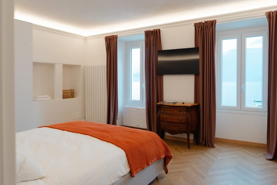 Bed, TV and multimedia, Bedroom