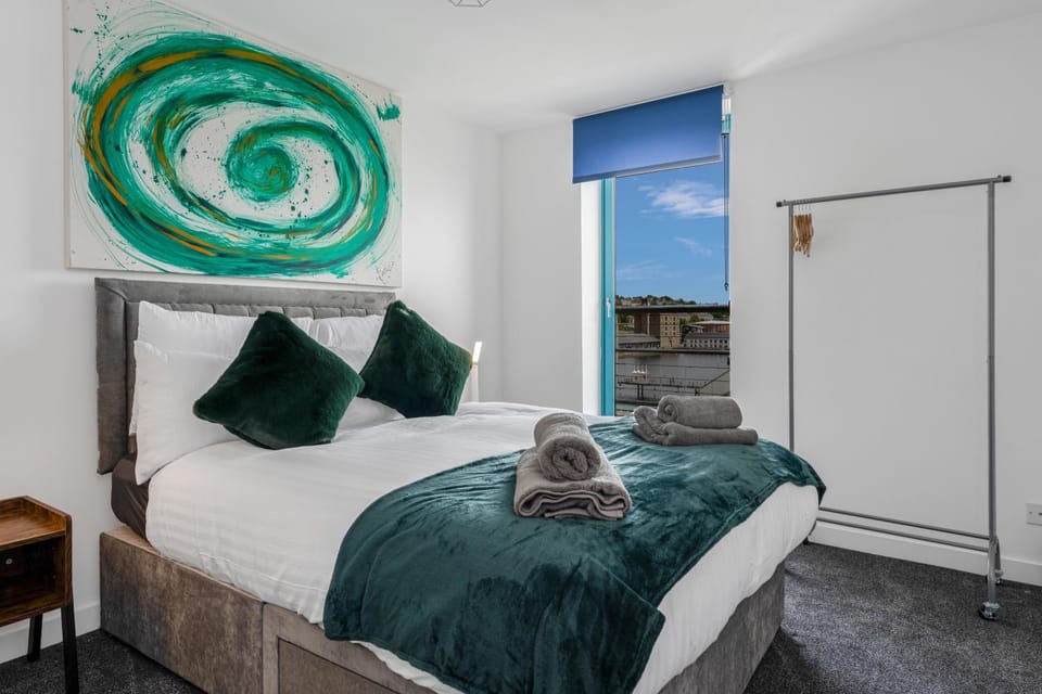 PENTHOUSE - Spacious, Stunning River Views, Foosball Table, Central, River Front, V&A, Train Station, City Centre, Lift Access, Free Parking & Fully Equipped by SUNRISE LONG LETS and SERVICED ACCOMMODATION DUNDEE - Reduced Mobile App Price Apartment in Dundee