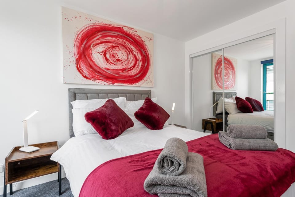 PENTHOUSE - Spacious, Stunning River Views, Foosball Table, Central, River Front, V&A, Train Station, City Centre, Lift Access, Free Parking & Fully Equipped by SUNRISE LONG LETS and SERVICED ACCOMMODATION DUNDEE - Reduced Mobile App Price Apartment in Dundee