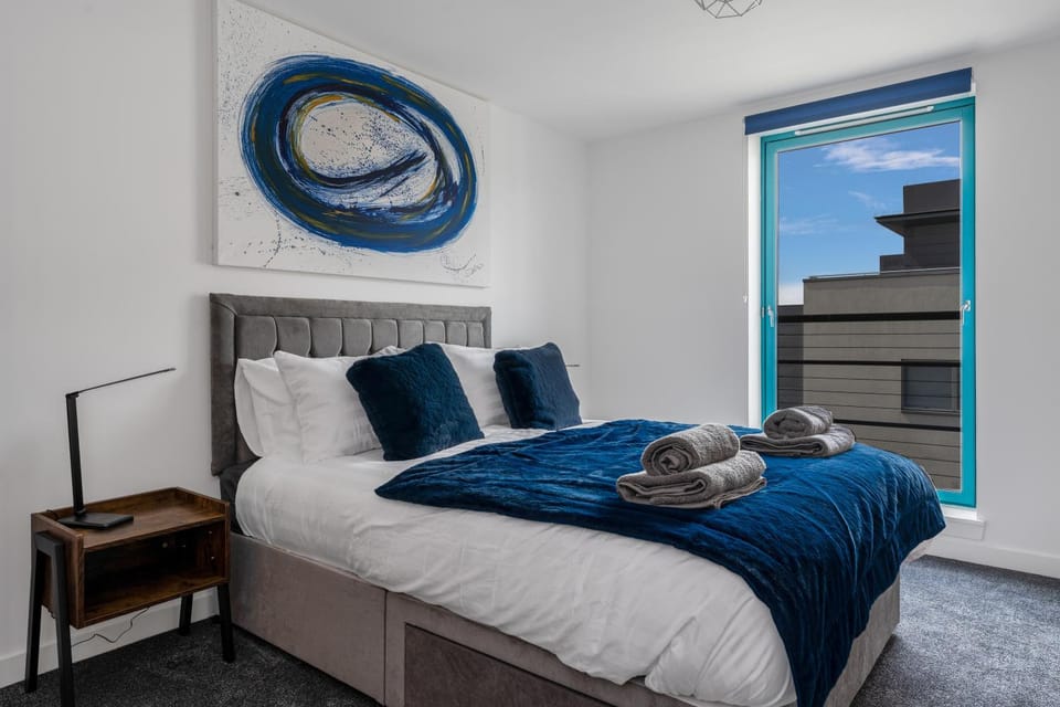 PENTHOUSE - Spacious, Stunning River Views, Foosball Table, Central, River Front, V&A, Train Station, City Centre, Lift Access, Free Parking & Fully Equipped by SUNRISE LONG LETS and SERVICED ACCOMMODATION DUNDEE - Reduced Mobile App Price Apartment in Dundee