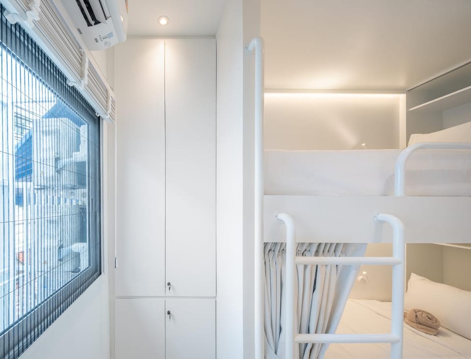bunk bed, air conditioner