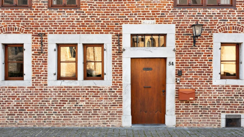 Property building, Facade/entrance, Day