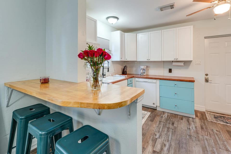 5 Mi to St Pete Beach! Snowbird Home w/ Large Yard House in St Petersburg