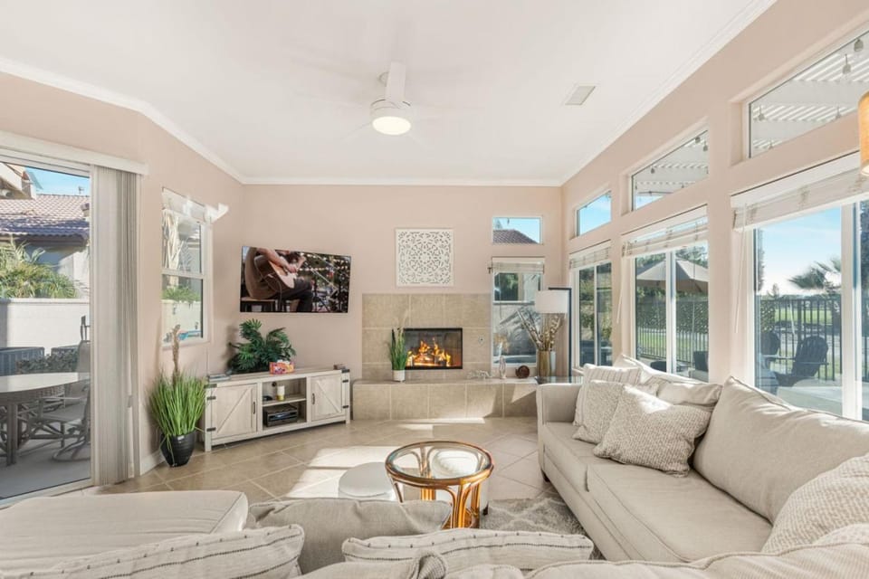 TV and multimedia, Living room, Seating area, fireplace
