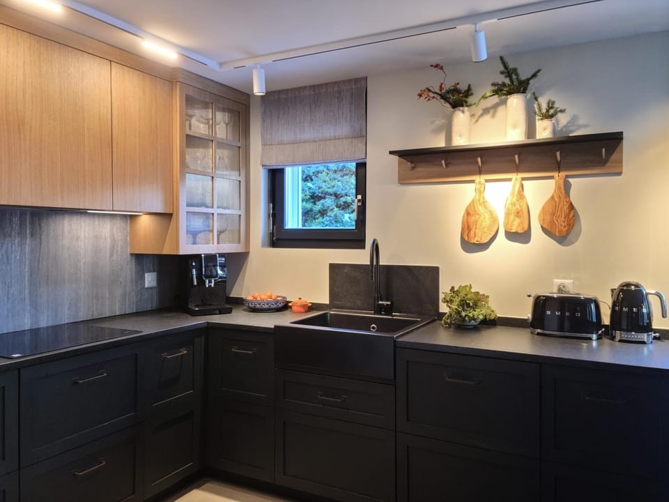 Coffee/tea facilities, Kitchen or kitchenette, stove