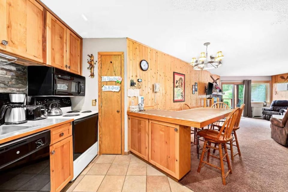 Kitchen or kitchenette, Living room, oven, pet friendly, stove