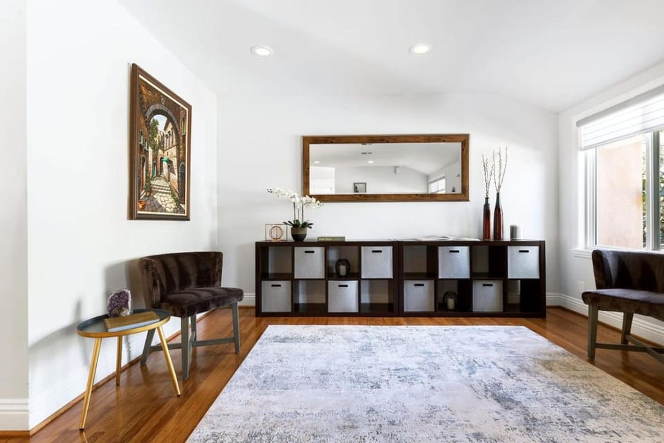 Walnut Acres with Pool and Private Retreat House in Woodland Hills