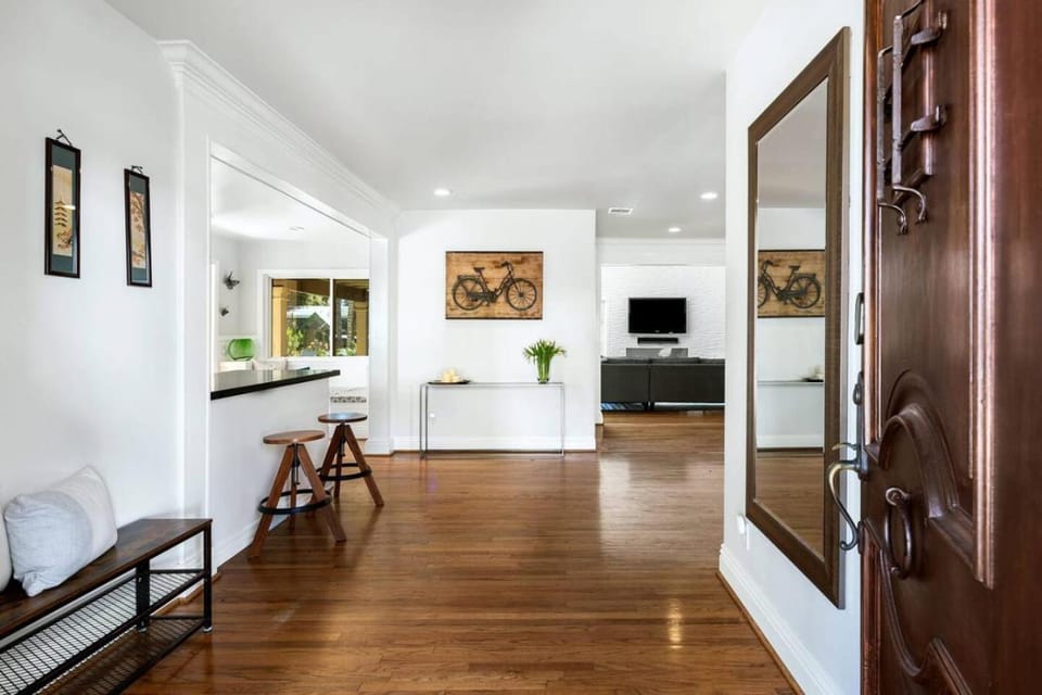 Walnut Acres with Pool and Private Retreat House in Woodland Hills