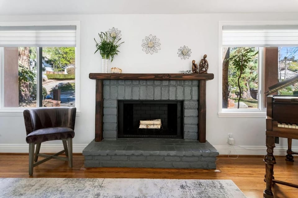 Walnut Acres with Pool and Private Retreat House in Woodland Hills