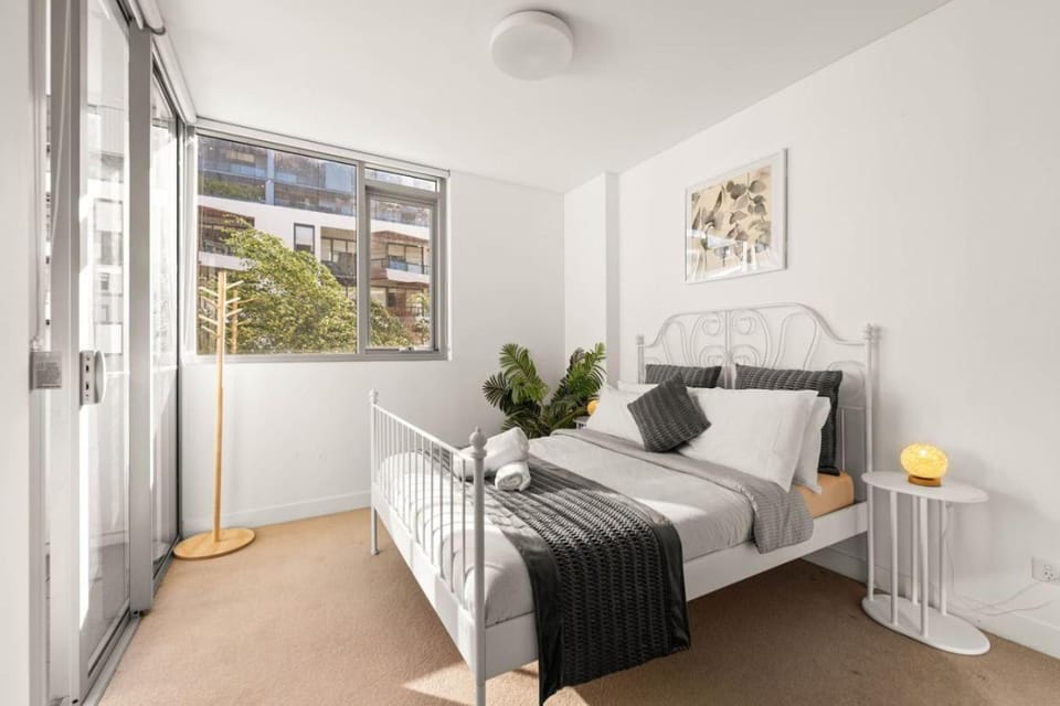 Cosy One Bedroom unit near Sydney CBD Sleeps four with Balcony Apartment in Sydney