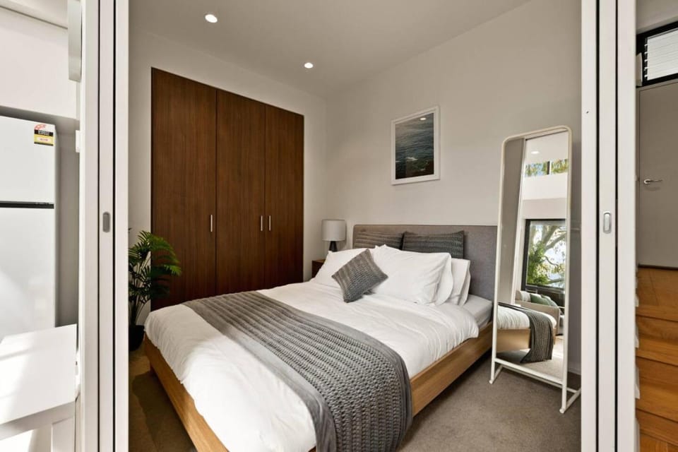 Urban One-Bedroom Near UNSW, Hospitals, Light Rail, Parking Apartment in Kensington