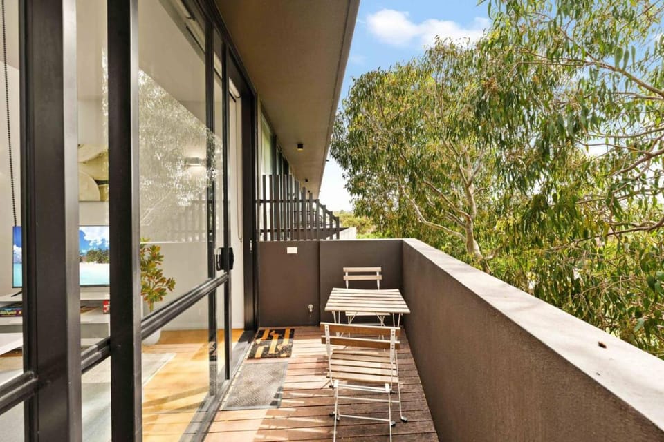 Urban One-Bedroom Near UNSW, Hospitals, Light Rail, Parking Apartment in Kensington