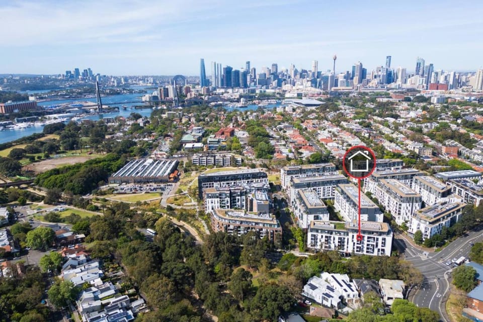 Elegant Two-Bedroom near Sydney CBD w Balcony and Parking Apartment in Sydney