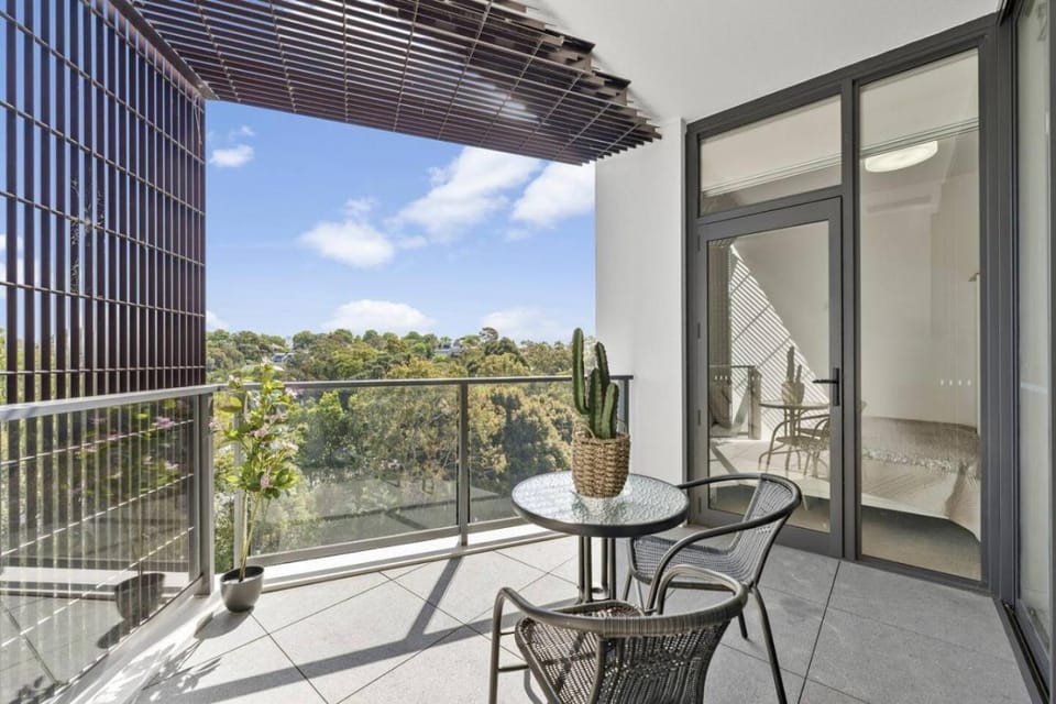 Elegant Two-Bedroom near Sydney CBD w Balcony and Parking Apartment in Sydney