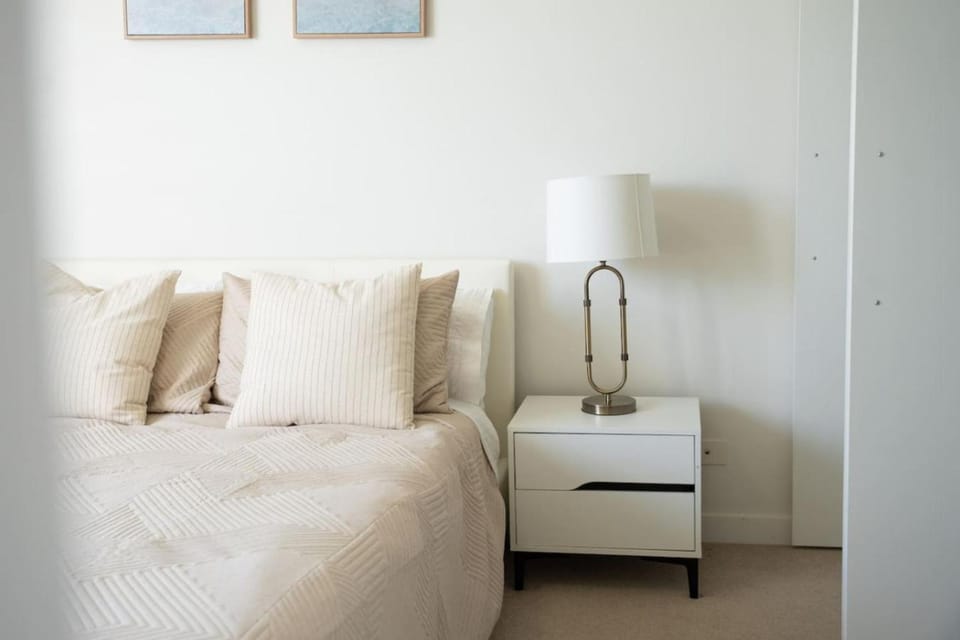 Elegant Two-Bedroom near Sydney CBD w Balcony and Parking Apartment in Sydney