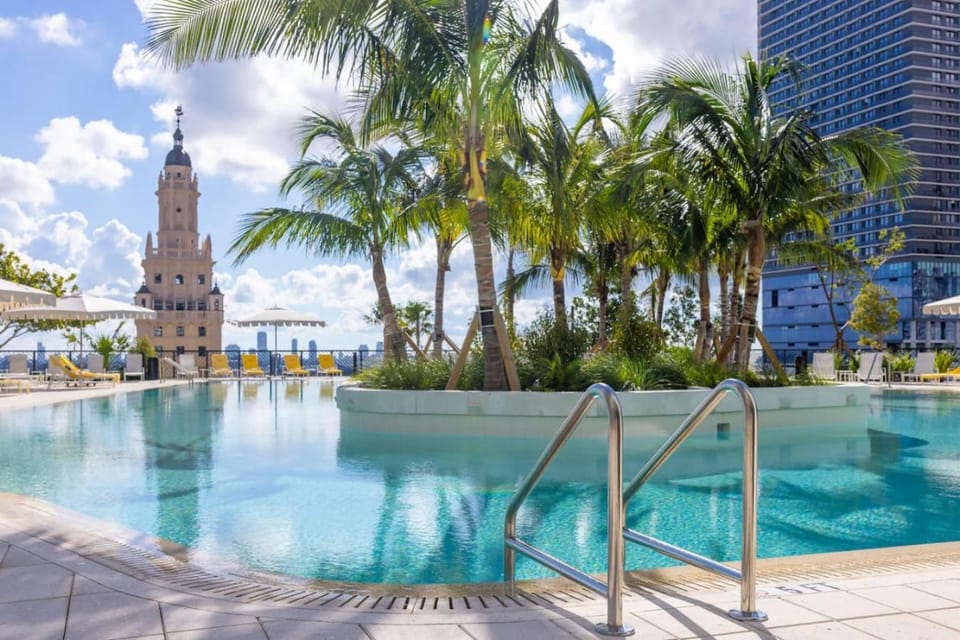 4805 Penthouse with Amazing Views a Pool and Gym in Downtown Miami House in Miami