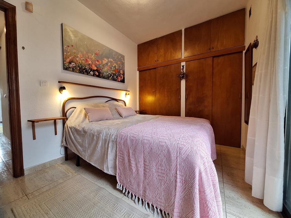 Bed, Photo of the whole room, Bedroom, wardrobe