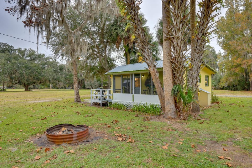 Hawthorne Angler's Cabin w/ Lake + Dock Access! Cabin in Florida
