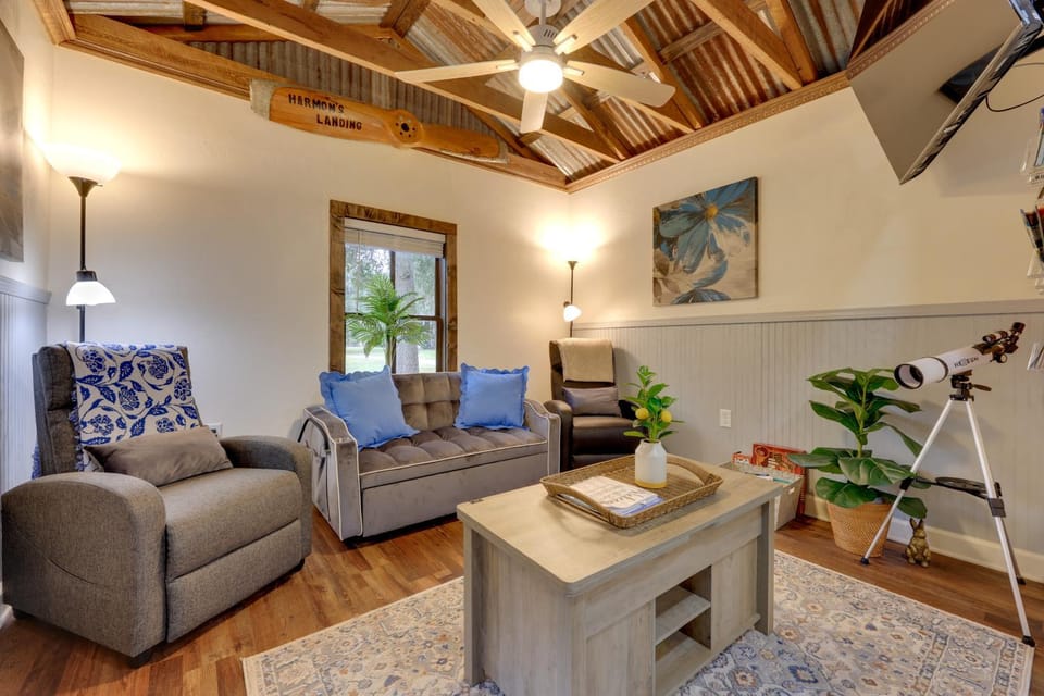 Hawthorne Angler's Cabin w/ Lake + Dock Access! Cabin in Florida