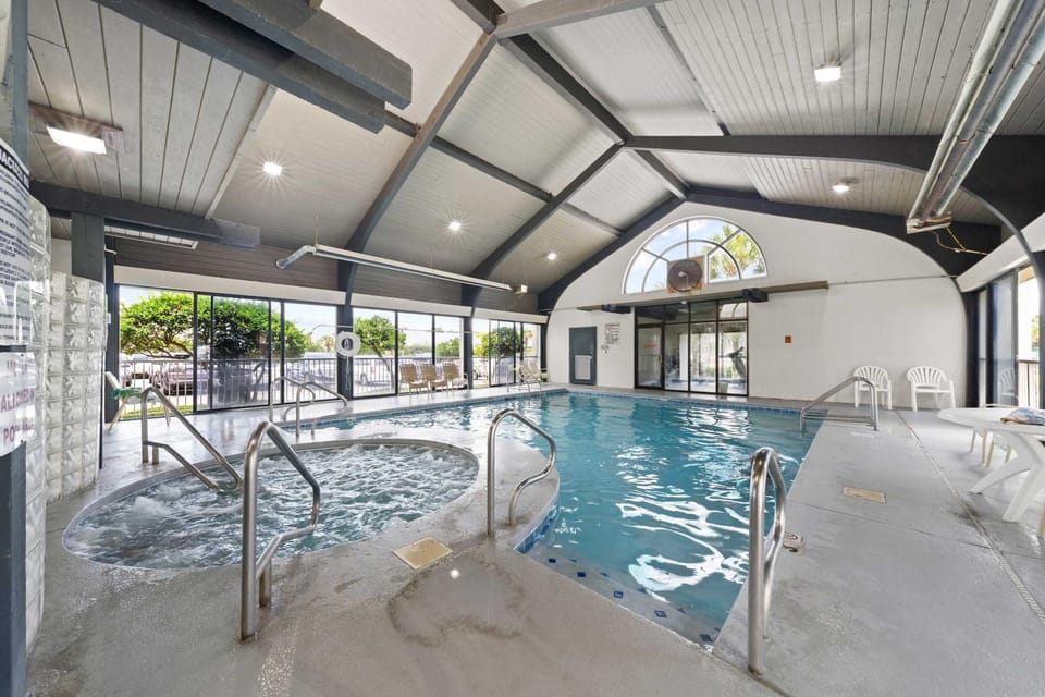 Beach Front 7th Floor Views Pools Hot Tub House in Orange Beach