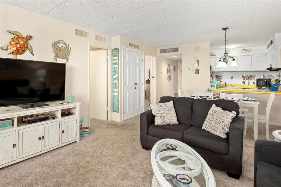 Beautiful Views from this 2 Bedroom Atlantis Condo with Outdoor Pool! House in Ocean City