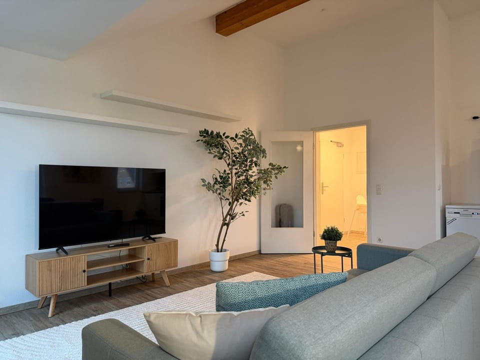 TV and multimedia, Living room, Seating area, Evening entertainment